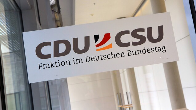 In der Unionsfraktion erhöht sich der Druck auf Bundesgesundheitsminister Jens Spahn (CDU) wegen des Rx-Versandverbots. Die CDU-Abgeordnete Dr. Astrid Mannes hat sich eine Aussprache zu dem Thema gewünscht. (b/Foto: Imago)