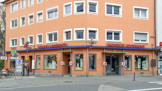Auch wenn sich das Logo der Mohren-Apotheke in Mainz geändert hat - der Name bleibt bestehen. Inhaberin Barbara Mann findet, dass die Apothekerschaft vor größeren Problemen als einer Namensdebatte steht. (Foto: Mohren-Apotheke, Mainz)