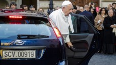 Shoppingtour: Papst Franziskus ließ sich am Dienstag vor ein Sanitätshaus fahren, um dort orthopädische Gesundheitsschuhe einzukaufen. (Foto: dpa)