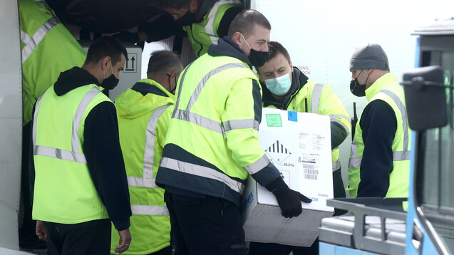 Am 25. März 2021 kamen 23.000 Dosen Pfizer-Impfstoff aus dem COVAX-Programm am Flughafen Sarajevo in Bosnien an. (Foto: IMAGO / Pixsell)&nbsp;