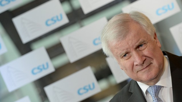 Krank: Weil CSU-Chef Horst Seehofer erkrankt ist, musste das Treffen des Koalitionsausschusses am morgigen Dienstag abgesagt werden. Der Konflikt um das Rx-Versandverbot wird morgen somit nicht von den Parteispitzen entschieden. (Foto: dpa)