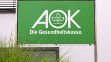 AOK-Versicherte in der Region Nordrhein müssen ab sofort nicht mehr doppelt in die Apotheke gehen, wenn ihr Rabattarzneimittel nicht auf Lager war. (s / Foto: imago images / Chromorange)