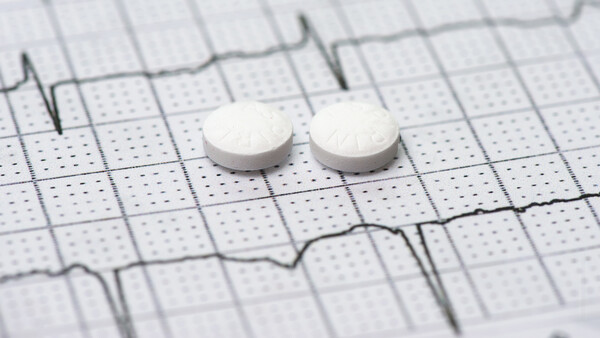 Primärprävention: Niedrigdosis-ASS nützt Herzgesunden offenbar wenig