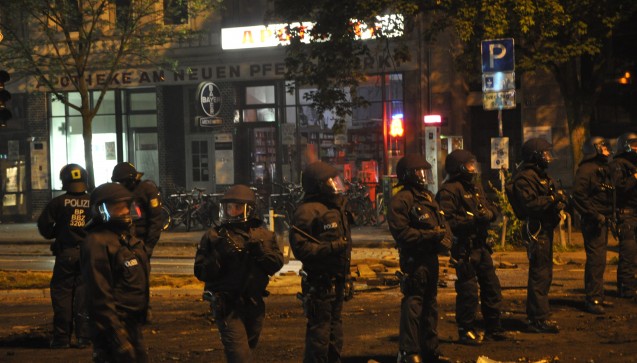 Die Polizei vor der Hamburger Apotheke am Neuen Pferdemarkt. (Foto: privat)