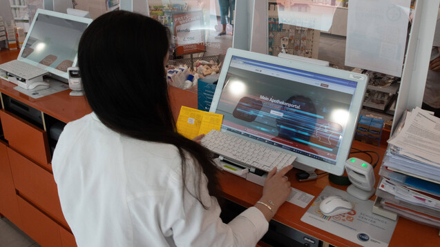 Ebenso wie digitale Impfzertifikate sollen künftig auch Genesenenzertifikate über die Apothekenrechenzentren abgerechnet werden können. (Foto: IMAGO / localpic)&nbsp;