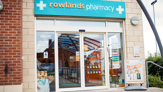 Arzneimittelabgabe lieber vor Ort als über das Netz: Die Apothekenkette Rowlands verzichtet vorerst auf den Versandhandel. (m / Foto: Phoenix)