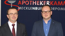 Der
wiedergewählte Kammerpräsident Dr. Dr. Georg Engel (links) und der neu gewählte
Vizepräsident Marco Bubnick unmittelbar nach der Wahl bei der Kammerversammlung
der Apothekerkammer Mecklenburg-Vorpommern. ( r / Foto: tmb)
