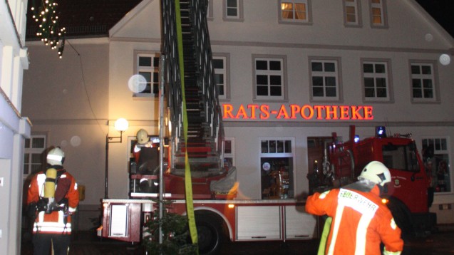 In Teterow in Mecklenburg-Vorpommern hat es am Silvesterabend einen Brand in einer Apotheke gegeben. Der Grund war wohl ein Feuerwerkskörper. (Alle Fotos: Rogmann/Nordkurier)