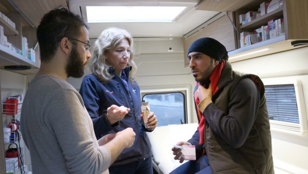 Mit der Hilfe eines Dolmetschers untersucht die Ärztin Lisa Federle in einer mobilen Arztpraxis in Tübingen den Flüchtling Aymann al Hassan aus Syrien. (Foto: picture alliance / dpa)