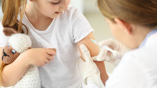 In den USA könnten bald schon Fünf- bis Elfjährige mit einem an Omikron BA.4/BA.5 angepassten bivalenten Vakzin geimpft werden. (s / Foto: Pixel-Shot/AdobeStock)