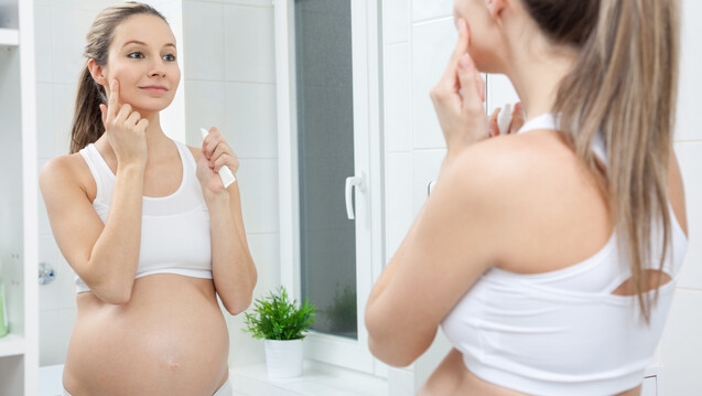 Bestimmte Inhaltsstoffe in Körperpflegemitteln, die Frauen während der
Schwangerschaft verwenden, können sich auf den Hormonhaushalt der Kinder auswirken. (Foto: and.one

/ stock.adobe.com)