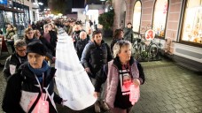 Schon mehrfach haben vor der Bottroper Zyto-Apotheke Demonstrationen stattgefunden, jetzt wollen die Geschädigten vor dem NRW-Landtag protestieren. ( r / Foto: hfd)