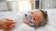 Vorallem Kinder unter zwei Jahren können aufgrund einer RSV-Infektion lebensgefährliche Komplikationen erleiden. (Foto: zilvergolf / AdobeStock)
