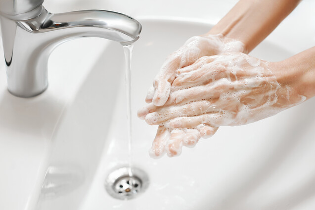 Ist ein Umdenken beim Thema Handhygiene in Pandemiezeiten erforderlich? (Foto: kravtzov / stock.adobe.com)