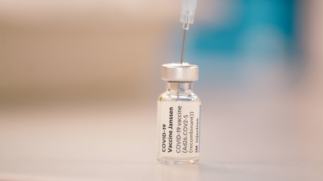 Ob AstraZeneca oder Janssen (Johnson &amp; Johnson), Europa oder USA – aktuell reichen die Daten zum Guillain-Barré-Syndrom nicht, um einen möglichen Zusammenhang mit den Corona-Impfstoffen zu bestätigen oder auszuschließen.&nbsp;(Foto: IMAGO / NurPhoto)