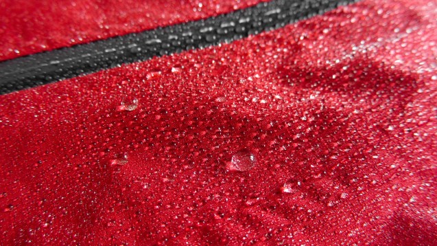 Wasserabweisende Oberflächen sind bei Outdoor-Kleidung praktisch - aber für Umwelt wie auch Menschen oft nicht ganz unproblematisch. (Foto: lorenzot81 / Fotolia)