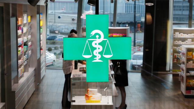 In der Schweiz dürfen Apotheken auch bestimmte Rx-Arzneimittel ohne ärztliche Verordnung abgeben. (Foto: IMAGO / Geisser)