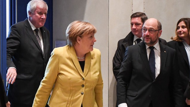 Auf geht's in den Ausschuss: CSU-Chef Horst Seehofer (li.), Kanzlerin Angela Merkel  und SPD-Chef Martin Schulz (re.) könnten am heutigen Mittwochabend das Rx-Versandverbot beschließen. (Foto: dpa)