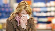 Die Grippe-Welle im vergangenen Winter beschwerte den Apotheken ab Februar 2018 auch steigende Umsätze bei OTC-Erkältungsmitteln. (s / Foto: Christian Schwier /stock.adobe.com)