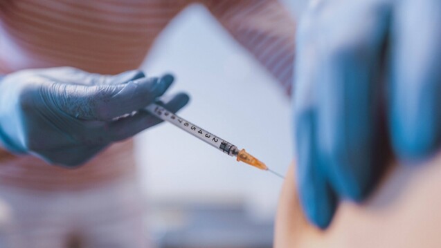 Die Nachfrage nach COVID-19-Impfungen dürfte sich derzeit in Grenzen halten. Dennoch muss bald klar sein, wie Apotheken dafür vergütet werden. (Foto: Eibner Europa / IMAGO)