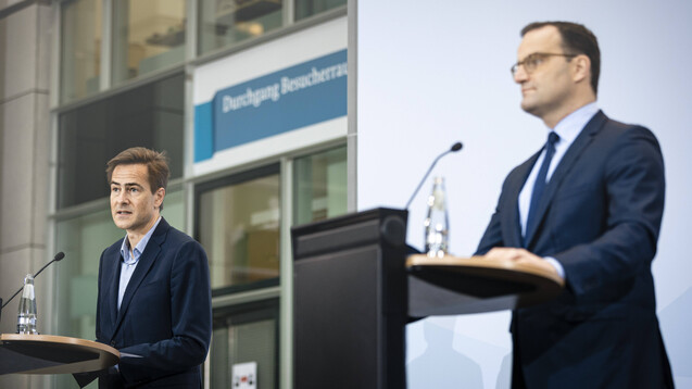 Bundesgesundheitsminister Jens Spahn (CDU, rechts) und Google-Europachef Philipp Justus informierten am 10. November des vergangenen Jahres über eine Kooperation des Ministeriums mit dem Suchmaschinenanbieter. Seitdem hagelt es Kritik. (Foto: imago images / photothek)