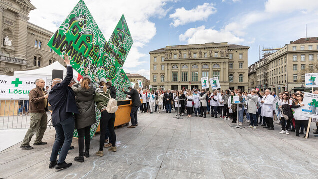 Symbolisch warfen Schweizer Apotheker bei einer Protestaktion das grüne Apotheken-Kreuz in eine große Mülltonne. (Foto: Pharmasuisse)