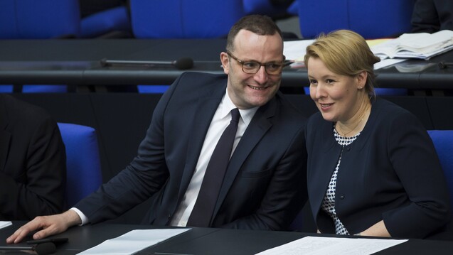 Jens Spahn (CDU) und Familienministerin Franziska Giffey (SPD) scheinen sich gut zu
verstehen. Ein gutes Zeichen für die „Konzertierte Aktion Pflege“? ( r / Foto: Emmanuele Contini / imago)