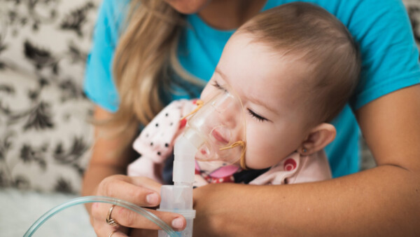 Hypertone Kochsalzlösung und Physiotherapie – was hilft Kindern mit Bronchiolitis?
