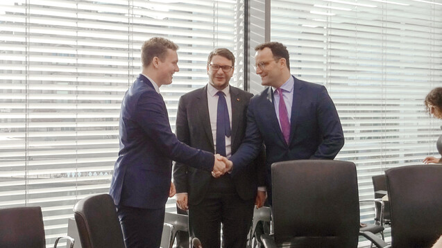 Pharmaziestudent Benedikt Bühler, Marian Wendt (CDU, Vorsitzender des Petitionsausschusses) und Jens Spahn haben sich heute im Petitionsausschuss getroffen. (m / Foto: PTAheute.de)