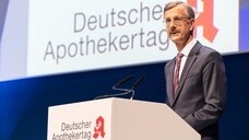 ABDA-Hauptgeschäftsführer Dr. Sebastian Schmitz eröffnete mit seinem Geschäftsbericht die Hauptversammlung. (Foto: Schlebert)