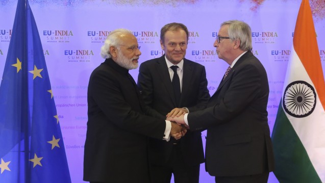 Schränkt der neue Anlauf für das Freihandelsabkommen die Versorgung mit günstigen Arzneimitteln ein? Narendra Modi (links) bei der Begrüßung durch Ratspräsident Donald Tusk und Kommissionspräsident Jean-Claude Juncker in Brüssel. (Foto: dpa / picture alliance)