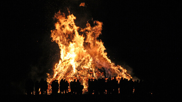 Die in der christlichen Osternacht üblichen Feuer gehen auf alte heidnische Bräuche zurück. Auf diese Weise sollte der Winter vertrieben werden. (Foto: Martin Gulbe / stock.adobe.com)