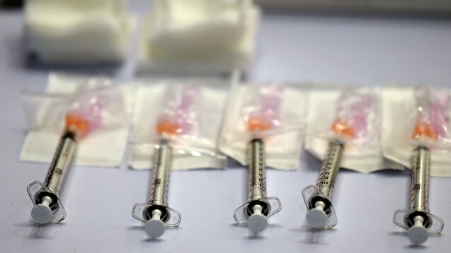 Moderna stuft die Impfwirksamkeit seines Corona-Impfstoffs herab. Positives meldet das Unternehmen zu präklinischen Daten zur Wirksamkeit neuer Impfstoffvarianten, die SARS-CoV-2-Mutanten adressieren. (x / Foto: IMAGO / ZUMA Wire)