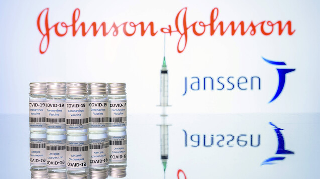 Johnson &amp; Johnson war der dritte Pharmahersteller, mit dem die EU-Kommission einen Vertrag über die Lieferung eines möglichen Corona-Impfstoffs im Oktober 2020 abgeschlossen hat. Außerdem was es der vierte Corona-Impfstoff, bei dem die EMA ein Rolling-Review-Verfahren gestartet hatte. (Foto: IMAGO / Future Image)