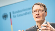 Minister Karl Lauterbach muss zusehen, wie er die GKV-Finanzen stabil halten kann. (Foto: imago images / Chris Emil Janßen)