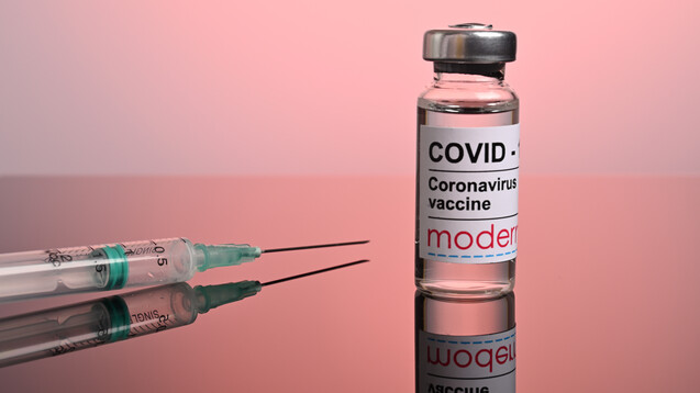 Am 4. Oktober empfahl das CHMP der EMA Booster-Impfungen bei ab 18-Jährigen mit Comirnaty, am 26. Oktober sprach sich die EMA nun für Auffrischimpfungen mit dem COVID-19-Impfstoff von Moderna aus. (Foto: Aha-Soft / AdobeStock)