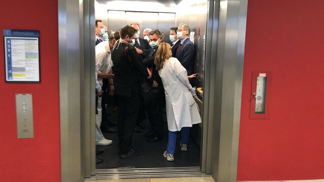 Hätte wohl besser die Treppe genommen: Bundesgesundheitsminister Jens Spahn (CDU) Mitte April bei seinem Besuch im Uniklinikum Gießen. ( r / Foto: imago images / photothek)
