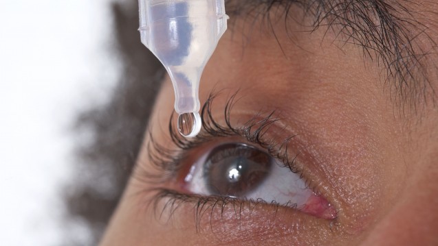 Augentropfen richtig anwenden: Ophthalmika werden in den äußeren Augenwinkel getropft. (JPC-PROD / Fotolia)