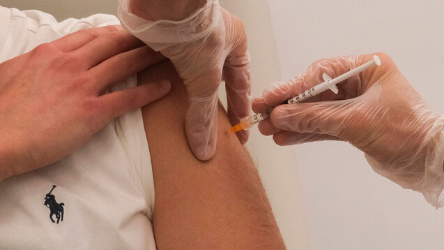 Ein aktueller GMK-Beschluss könnte der Startschuss für COVID-19-Impfungen in der Apotheke sein.&nbsp;(c / Foto: IMAGO / Antonio Balasco)