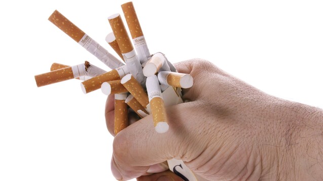 Medikamente für einen Tabak-Ausstieg sollen nach Plänen der großen Koalition künftig von der Kasse bezahlt werden können. (c / Foto: IMAGO / blickwinkel)