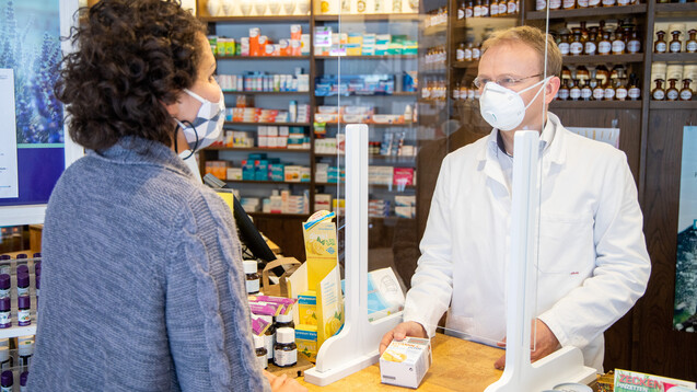 Auch in Bayern wird man nun nachsichtiger: Wo Plexiglasscheiben schützen, muss das Apothekenpersonal nicht zwingend Mund-Nasen-Schutz tragen. (Foto: Schelbert)