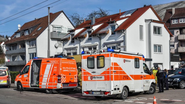 Einsatzkräfte von Rettungsdiensten und Polizei stehen vor einem Haus in Esslingen am Necker, in dem vergangenen Montag mehrere Tote gefunden wurden. (Foto: Sven Kohls / SDMG / dpa)