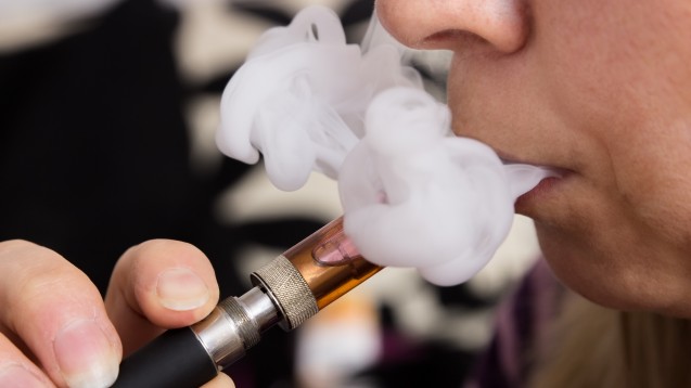 E-Zigarette und E-Shisha: Die Regierung will ein Verkaufsverbot für Kinder und Jugendliche durchsetzen. (Foto: tibanna79/Fotolia)
