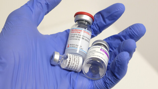 Geklärt werden müsse, ob die Immunantwort genauso gut ist, als wenn man für die erste und zweite Dosis denselben Impfstoff verabreicht. (x / Foto: IMAGO / newspix)