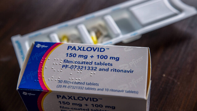 Bei der Einnahme von Paxlovid muss auf Wechselwirkungen mit anderen Arzneimitteln geachtet werden. (s / Foto: IMAGO / Christian Grube)