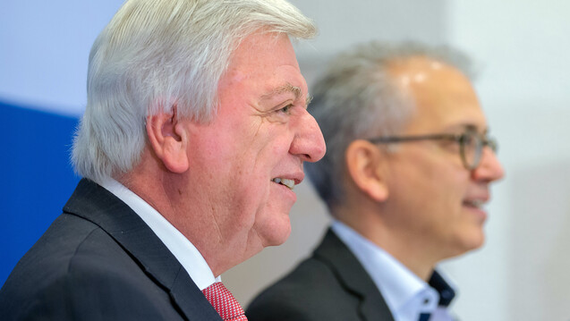 Hessens Ministerpräsident Volker Bouffier (l.) und Grünen-Chef Tarik Al-Wazir haben den neuen Koalitionsvertrag vorgestellt. (m / Foto: dpa)