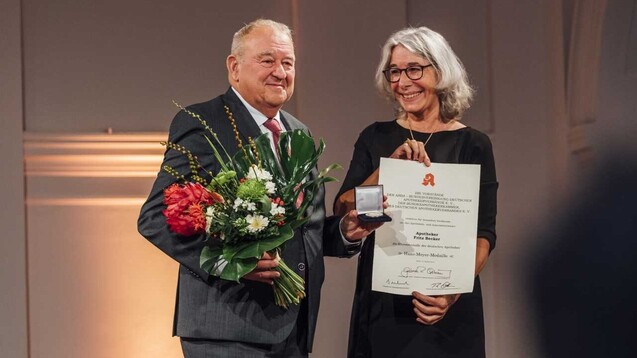 Fritz Becker erhält von Gabriele Overwiening die Hans-Meyer-Medaille. (Foto: ABDA)