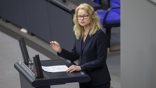 Die Grünen-Politikerin Kirsten Kappert-Gonther fordert, dass Präparate zur Rauchentwöhnung von den Krankenkassen erstattet werden müssen. (s / Foto: imago images /Chriostian Thiel)