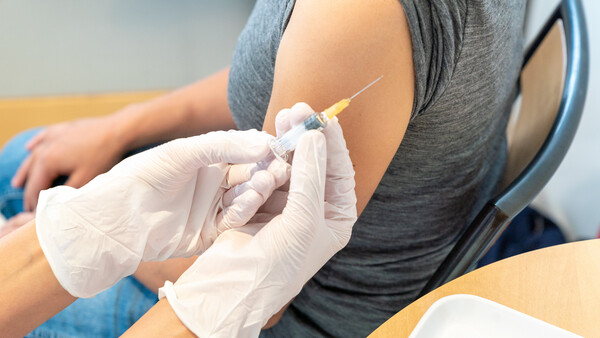 Neue FIP-Broschüre zu Impfservices in Apotheken