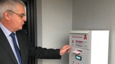 Kammerpräsident Manfred Saar testet die erste digitale Rezeptsammelstelle im Saarland. (Foto: cel / DAZ.online)